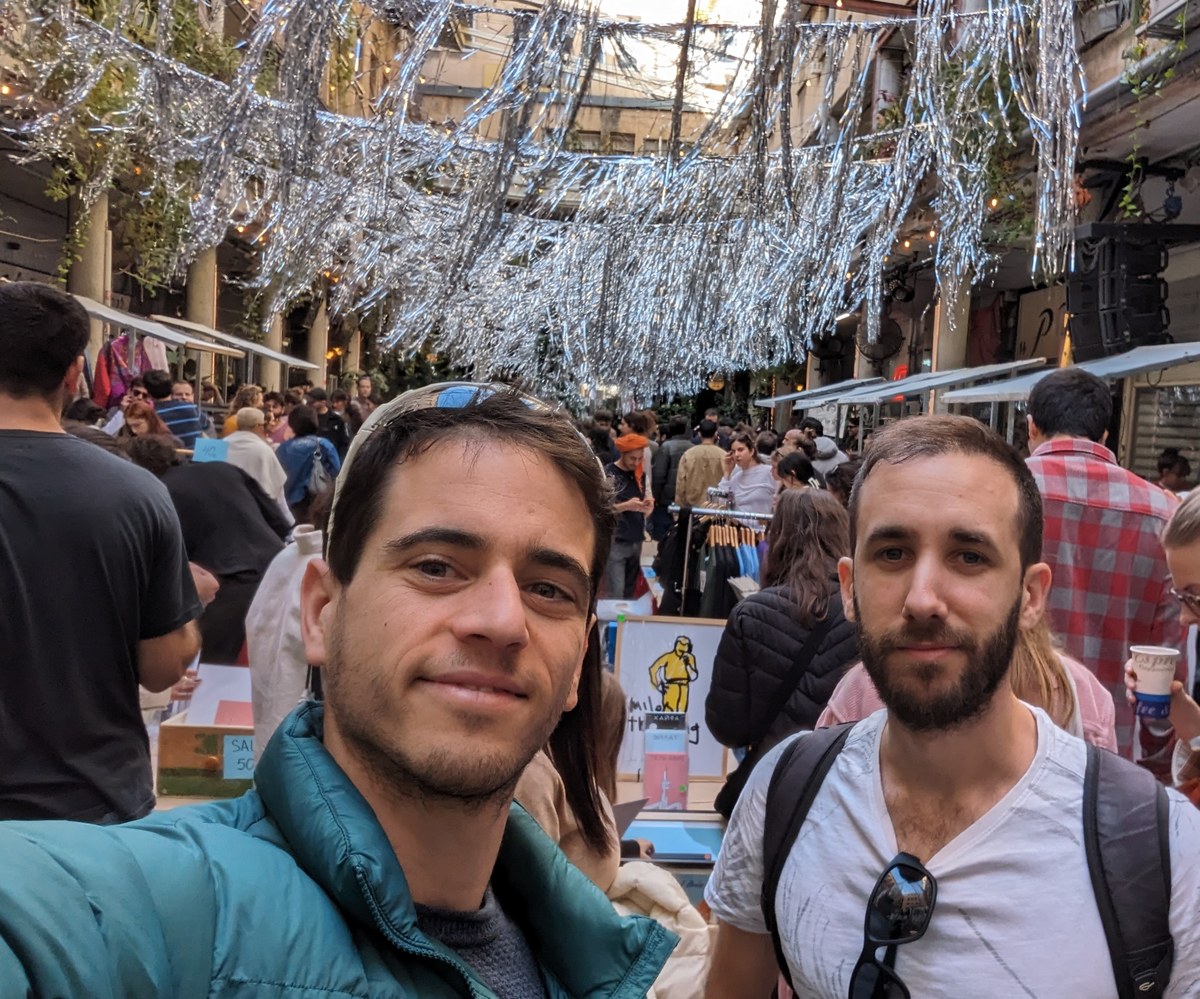 Ofek and Dan, founders of HoopoeApps